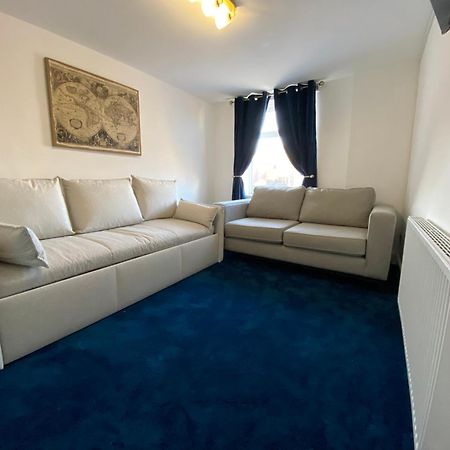 Aquarius Apartment - Sea View - Sleeps Seven Blackpool Bagian luar foto