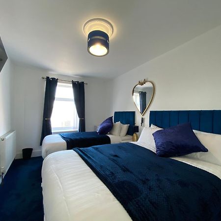 Aquarius Apartment - Sea View - Sleeps Seven Blackpool Bagian luar foto